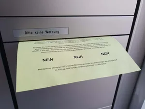 Das Flugblatt des «Nein Komitee besorgter und kritischer Stimmbürgerinnen und Stimmbürger von Mönchaltorf» fand seinen Weg in viele Mönchaltorfer Briefkästen. Das Flugblatt des «Nein Komitee besorgter und kritischer Stimmbürgerinnen und Stimmbürger von Mönchaltorf» fand seinen Weg in viele Mönchaltorfer Briefkästen.