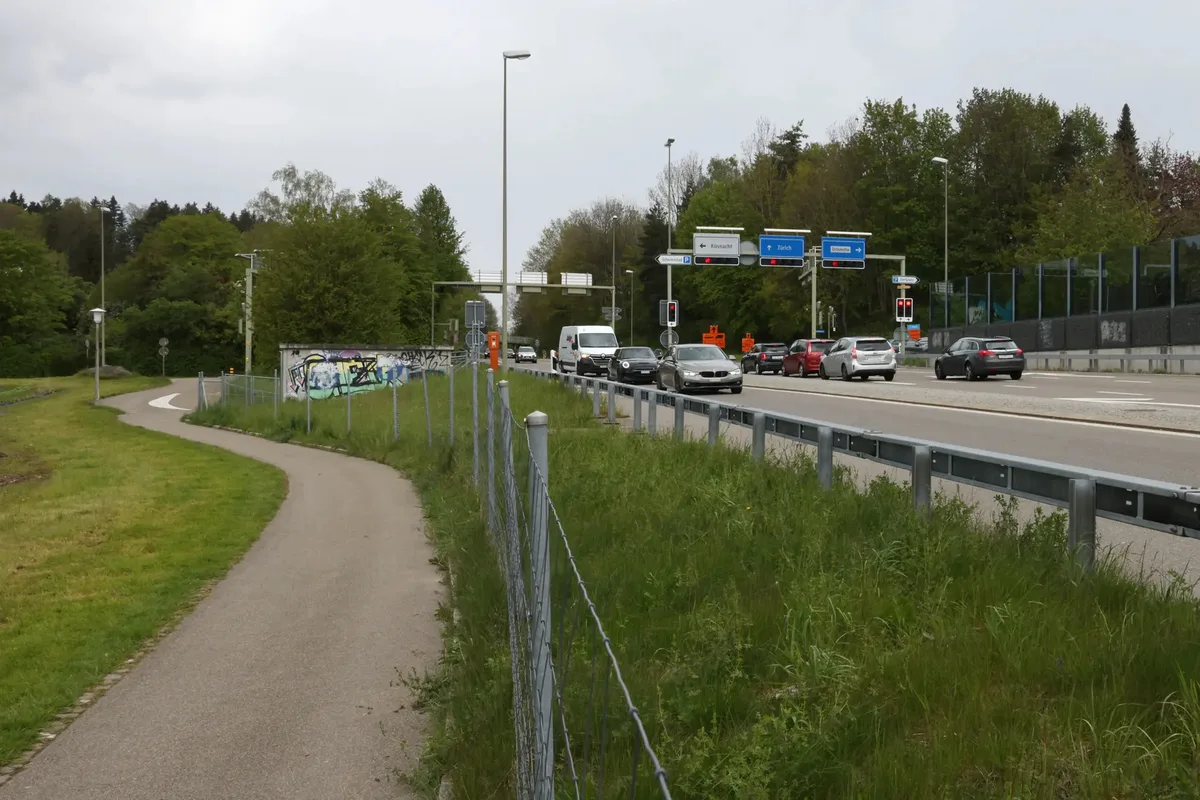 24182250-4 Von Mittwoch, 25., bis Sonntag, 29. September, sind die Lichtsignale auf der Kreuzung Itschnach/Zumikon nicht in Betrieb. Wegen der Rad-WM gibt es ausserdem Polizeikontrollen.