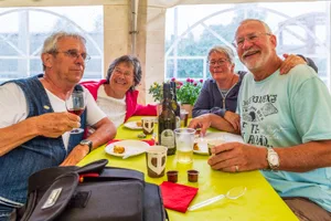 21489747-2 Herr und Frau Lehmann (rechts) sind mit Freunden hier.