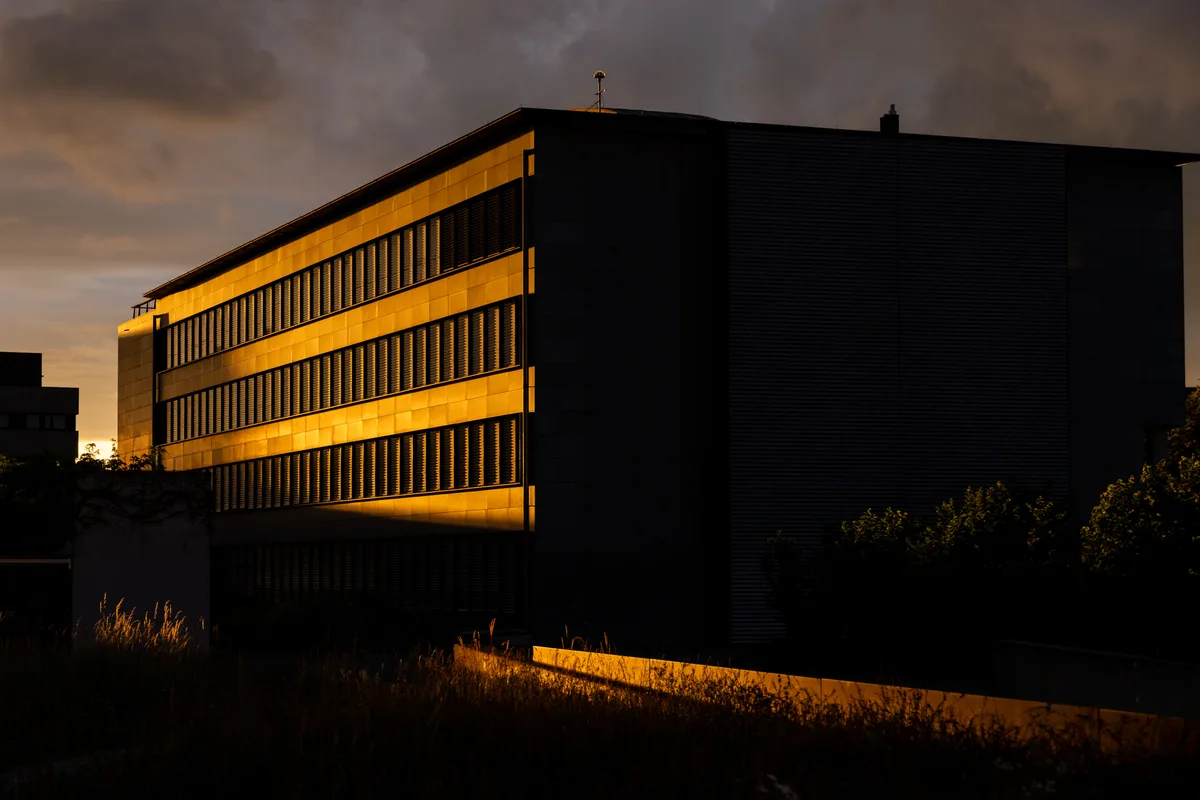 25181531-4 Stadthaus Dübendorf in der Abendsonne