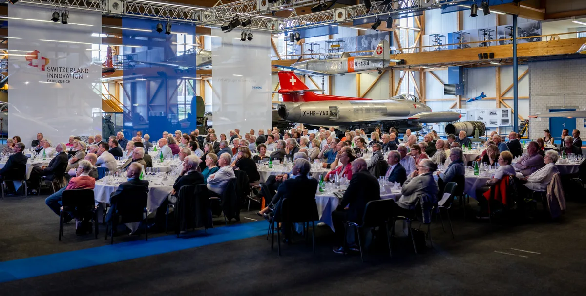 24481205-4 Generalversammlung der Zuercher Oberland Medien AG im Air Force Center in Duebendorf