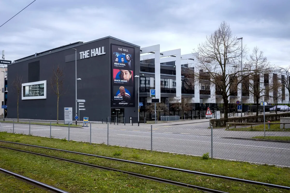 The Hall beim Bahnhof Stettbach in Dübendorf geriet ins Visier einer Sprayerbande.