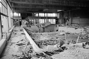 Das Schwimmbecken des Ustemer Hallenbads liegt unter Truemmern. Am 9. Mai 1985 stuerzt im Hallenbad Uster eine unter der Decke aufgehaengte Betonplatte auf das Bassin. Zwoelf Badegaeste kamen dabei ums Leben. Am Abend des verhaengnisvollen Tages befanden sich etwa 40 Badegaeste im Ustermer Hallenbad, als sich kurz vor 20.30 Uhr ploetzlich die untergehaengte 200 Tonnen schwere Stahlbetondecke aus ihrer Verankerung loeste und in die Tiefe krachte. Eine Vorwarnung gab es nicht. Innert Sekundenfrist war das 25-Meter-Schwimmbecken vollstaendig zugedeckt. (Archiv) Das Schwimmbecken des Ustemer Hallenbads liegt unter Truemmern. Am 9. Mai 1985 stuerzt im Hallenbad Uster eine unter der Decke aufgehaengte Betonplatte auf das Bassin. Zwoelf Badegaeste kamen dabei ums Leben. Am Abend des verhaengnisvollen Tages befanden sich etwa 40 Badegaeste im Ustermer Hallenbad, als sich kurz vor 20.30 Uhr ploetzlich die untergehaengte 200 Tonnen schwere Stahlbetondecke aus ihrer Verankerung loeste und in die Tiefe krachte. Eine Vorwarnung gab es nicht. Innert Sekundenfrist war das 25-Meter-Schwimmbecken vollstaendig zugedeckt. (Archiv)