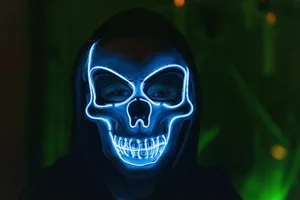 Leuchtende Masken sind der Renner und gar nicht so dumm in der Dunkelheit. Leuchtende Masken sind der Renner und gar nicht so dumm in der Dunkelheit.