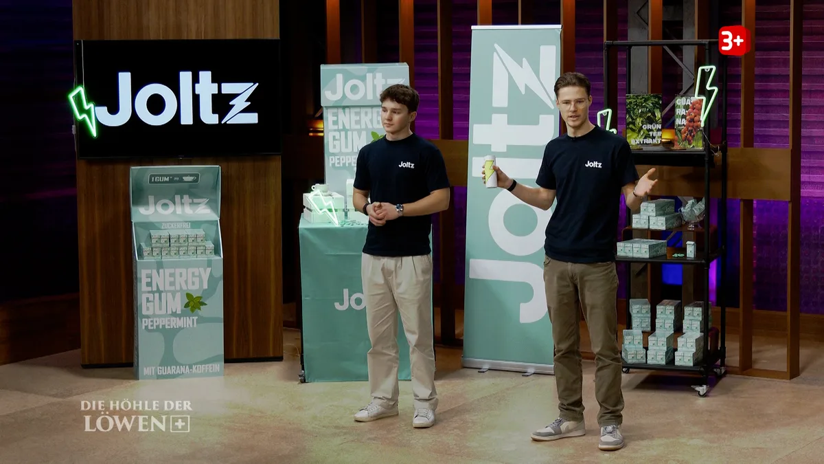 Können sie die «Löwen» überzeugen? Dennis Straube (links) und Daniel Wettstein stellen in der Sendung ihren Energiekaugummi vor.