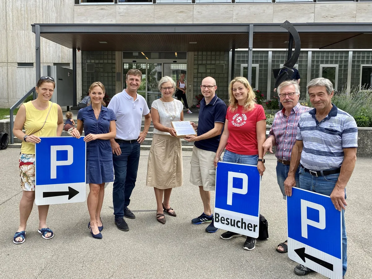 10119799-2 (Foto v.l.n.r.: Carole Ott (Vorstandsmitglied), Anita Borer (Gemeinderätin), Daniel Schnyder (Parteipräsident und Gemeinderat), Stadtpräsidentin Barbara Thalmann, Markus Ehrensperger (Gemeinderat und Initiativkomitee-Vertreter), Alexandra Pfister (Vorstandsmitglied und Primarschulpflegerin), Franz Scherer (Parteimitglied), Hans Denzler (2. Gemeinderatsvizepräsident)
bei der Übergabe der Initiative«In Uster konsumieren – lokal parkieren»