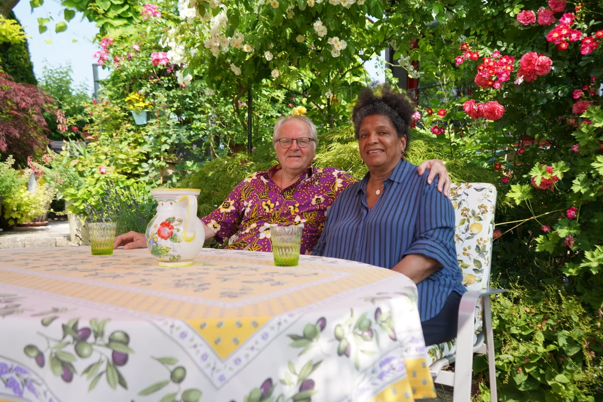 Jaswant und Alfred Freitag führen das Restaurant Jambo in Esslingen. Im Garten bewirten sie ihre Gäste.