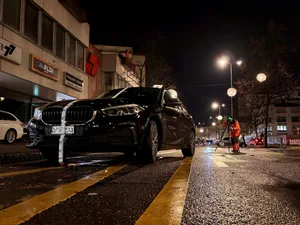28119275-4 Ein Auto und ein Fussgänger sind kollidiert. Noch ist aber unklar, wie genau.