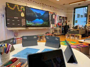 23330753-2 Digitalisierung auch in der ersten Primarschulklasse in Birchlen bei Lehrer Tim Schneider.
