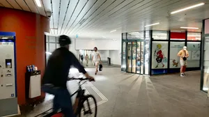 Beschilderung und Velofahrer im Bereich der Bahnhofsunterführung in Dübendorf. Beschilderung und Velofahrer im Bereich der Bahnhofsunterführung in Dübendorf.