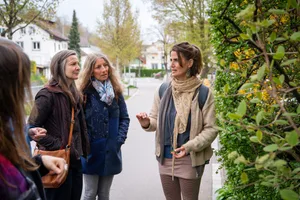 11503789-5 Sarah Zehnder von grünkraft.ch gibt Heil- und Wildpflanzen Kurse. Hier auf einem Kräuter-Spaziergang durch Uster.
19.4.2023