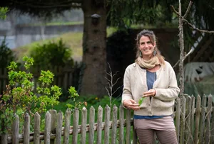 Sarah Zehnder von grünkraft.ch gibt Heil- und Wildpflanzen Kurse. Hier auf einem Kräuter-Spaziergang durch Uster.
19.4.2023 Sarah Zehnder von grünkraft.ch gibt Heil- und Wildpflanzen Kurse. Hier auf einem Kräuter-Spaziergang durch Uster.
19.4.2023