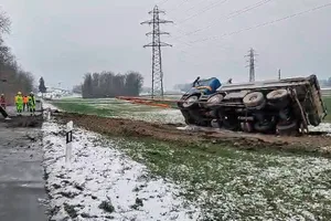 22835220-5 Der Lastwagen musste von der Feuerwehr wieder aufgerichtet werden. Gluecklicherweise gab es keine Verletzten.