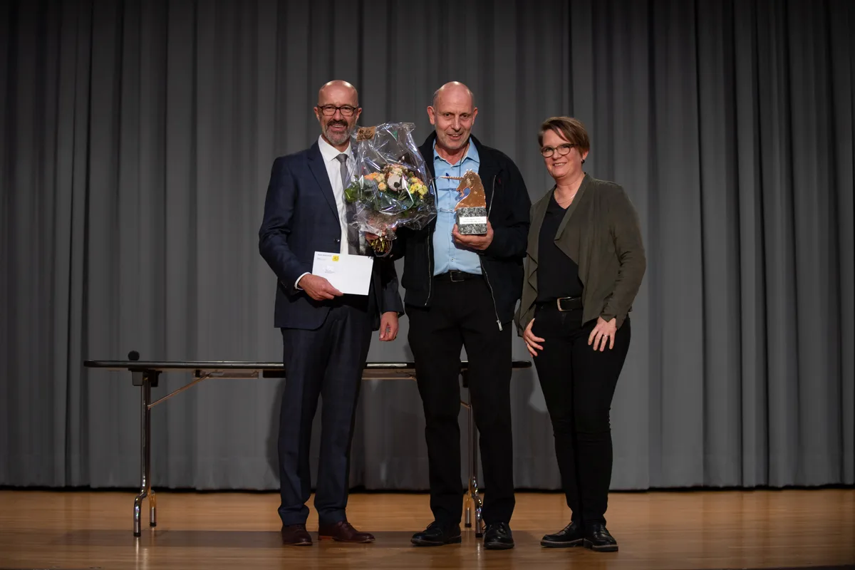 11478943-3 Stadtpräsident André Ingold (links) mit Preisträger Markus Tanner und Laudatorin Andrea Brühlmann.