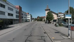 31230976-28 Die Schäden an der Seestrasse in Niederuster sind deutlich erkennbar. Nun will sie der Kanton sanieren.
