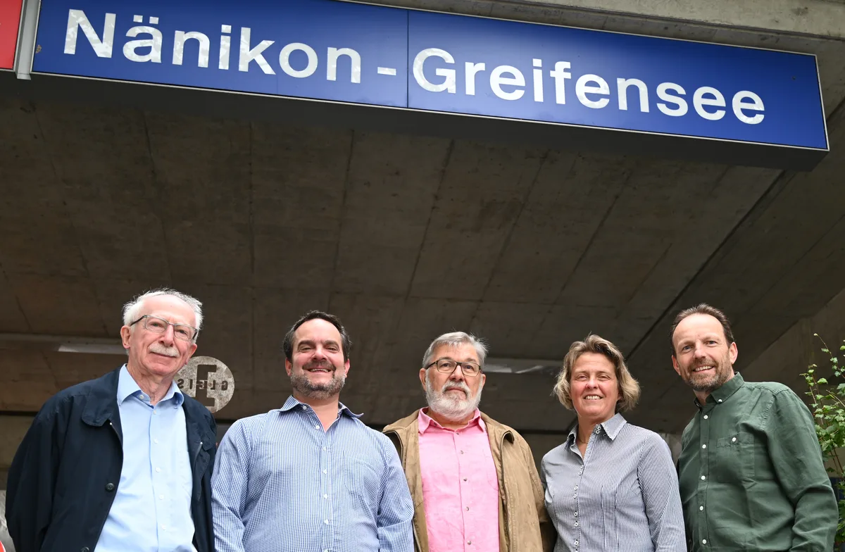 Kerngruppe «Pro 8606»: Rolf Sägesser (ehem. Gemeinderat Greifensee und ehem. Kantonsrat), Thomas Altenburger (Präsident Gemeindeverein Nänikon), Martin Bornhauser (ehem. Stadtpräsident Uster und ehem. Kantonsratspräsident), Sabine Wettstein (ehem. Primarschulpräsidentin/Stadträtin Uster und ehem. Kantonsrätin) und Martin Meier (Mitinitiant und VR «Gleis 1»).