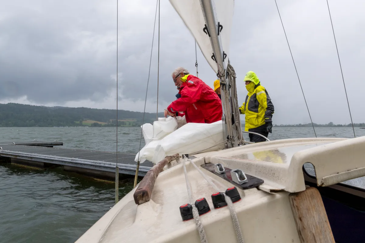 Anlegen bei Windstärke 4 ist für den erfahrenen Kapitän kein Problem. Entscheidend ist gegen den Wind an den Steg zu fahren. Anlegen bei Windstärke 4 ist für den erfahrenen Kapitän kein Problem. Entscheidend ist gegen den Wind an den Steg zu fahren.