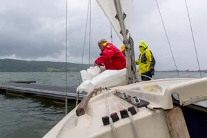 Anlegen bei Windstärke 4 ist für den erfahrenen Kapitän kein Problem. Entscheidend ist gegen den Wind an den Steg zu fahren. Anlegen bei Windstärke 4 ist für den erfahrenen Kapitän kein Problem. Entscheidend ist gegen den Wind an den Steg zu fahren.
