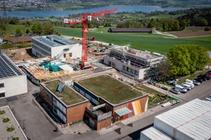 ee4e6a02-2f44-85e8-ee24-f2615264a41b-109818 Luftaufnahme der Baustelle der Loorenanlage.