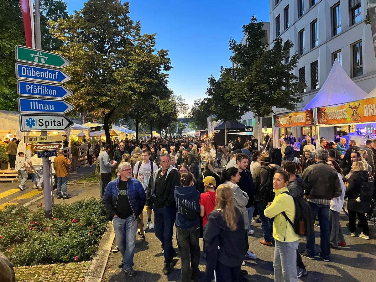 Die Strassen füllen sich. Vor allem die Essensstände sind gefragt. Die Strassen füllen sich. Vor allem die Essensstände sind gefragt.