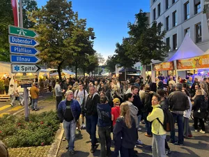 Die Strassen füllen sich. Vor allem die Essensstände sind gefragt. Die Strassen füllen sich. Vor allem die Essensstände sind gefragt.