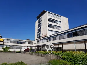12370160-1 Das Ustermer Stadthaus im Sommer.