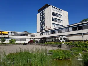 12361340-1 Das Ustermer Stadthaus im Sommer.