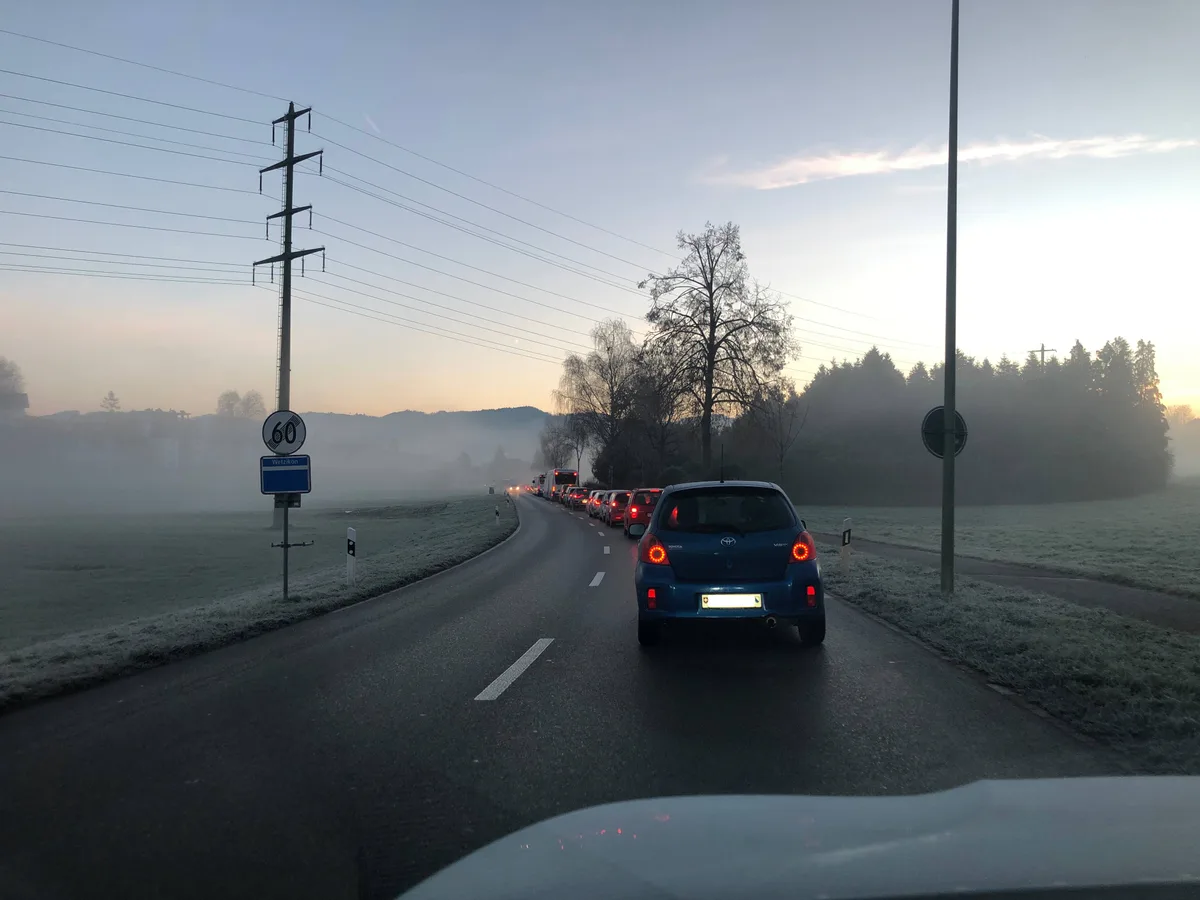 er Stau zieht sich entlang der Zürcher Strasse bis zum Eingang von Wetzikon. Der Verkehr ist stark verzögert, und die Autos bewegen sich nur langsam vorwärts.