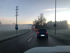 er Stau zieht sich entlang der Zürcher Strasse bis zum Eingang von Wetzikon. Der Verkehr ist stark verzögert, und die Autos bewegen sich nur langsam vorwärts. er Stau zieht sich entlang der Zürcher Strasse bis zum Eingang von Wetzikon. Der Verkehr ist stark verzögert, und die Autos bewegen sich nur langsam vorwärts.