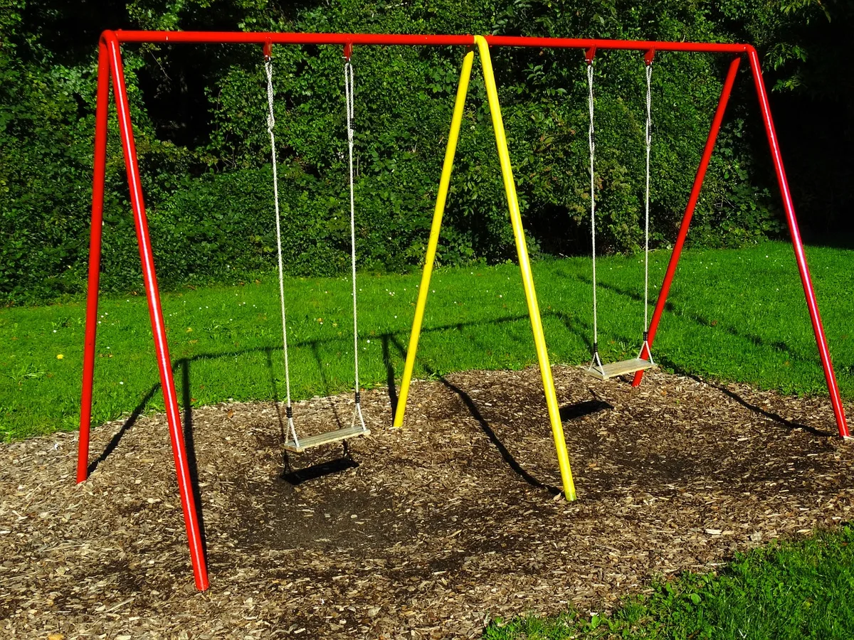 FDP-Kantonsrat Simon Vlk will, dass die Installation von Schaukeln im Garten einfacher wird. (Symbolbild)
