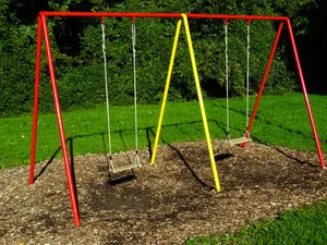 FDP-Kantonsrat Simon Vlk will, dass die Installation von Schaukeln im Garten einfacher wird. (Symbolbild) FDP-Kantonsrat Simon Vlk will, dass die Installation von Schaukeln im Garten einfacher wird. (Symbolbild)