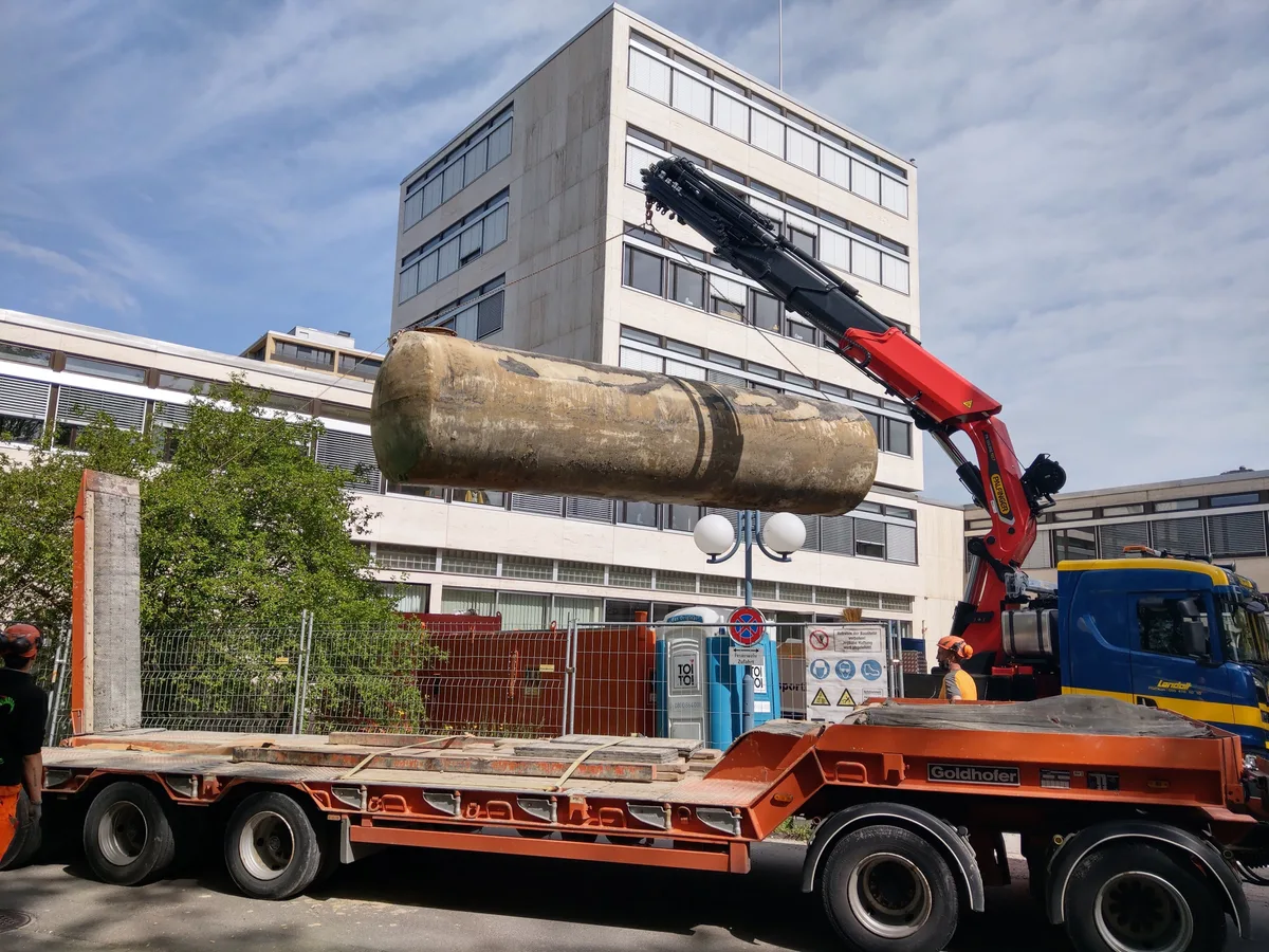 Ein Boiler wird ausgewechselt beim Stadthaus Uster.