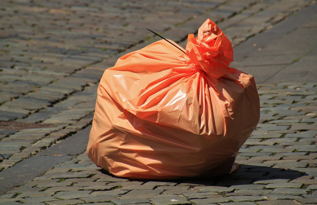 Steht dieser Abfallsack schon am Samstag am Strassenrand, hat die Gemeinde Mönchaltor keine Freude. Dafür aber Tiere. Steht dieser Abfallsack schon am Samstag am Strassenrand, hat die Gemeinde Mönchaltor keine Freude. Dafür aber Tiere.