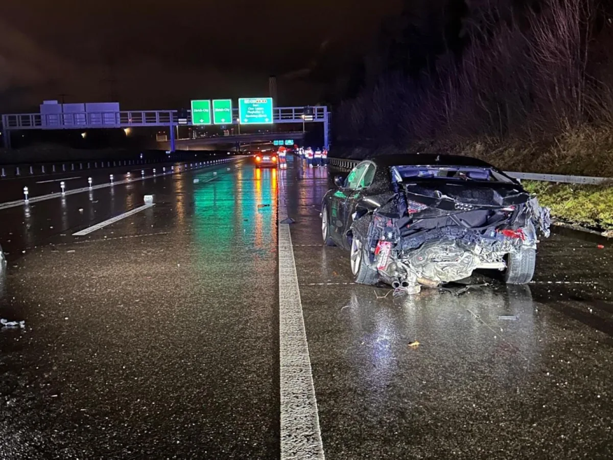 26903042-8 Fünf Personen wurden beim Unfall auf der Autobahn A1 in Wallisellen leicht bis mittelschwer verletzt.