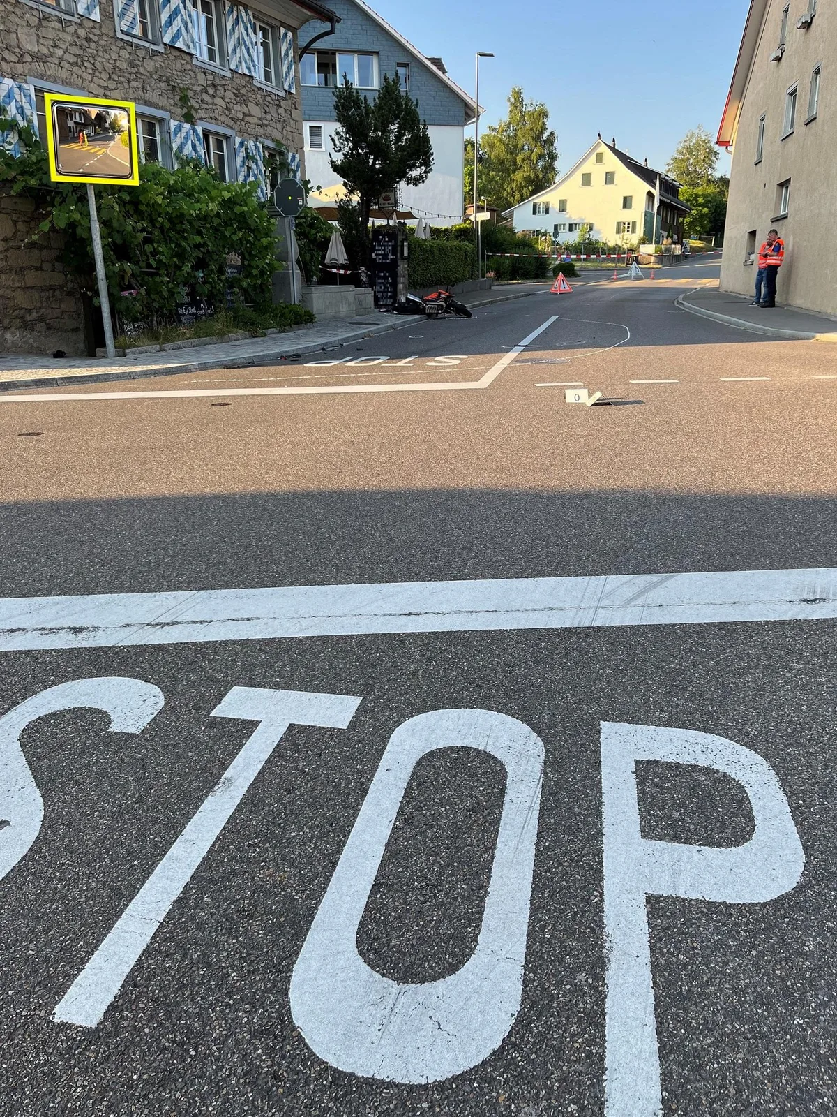 Ein Töff wurde bei einer Kollision in Nossikon mit einem Auto weggeschleudert und schwer verletzt.