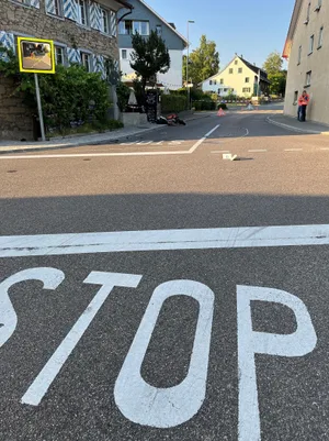 Ein Töff wurde bei einer Kollision in Nossikon mit einem Auto weggeschleudert und schwer verletzt. Ein Töff wurde bei einer Kollision in Nossikon mit einem Auto weggeschleudert und schwer verletzt.