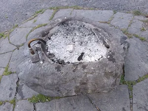 25451629-1 Diesen Brunnen haben Unbekannte als Grillschale benutzt - die Hitze war zu viel für den Granitblock.