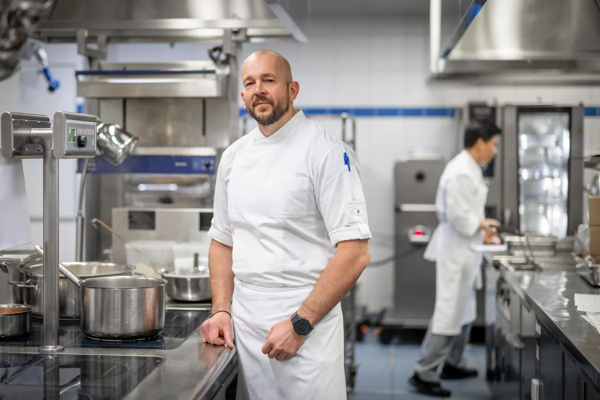 Veganer Chefkoch Oliver Wruck in der Küche des Spitals Uster.