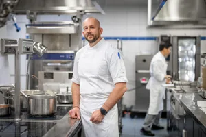 10347453-5 Veganer Chefkoch Oliver Wruck in der Küche des Spitals Uster.