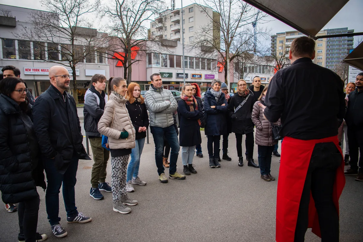 graue Daunenjacke, Pferdeschwanz: Meret Schneider