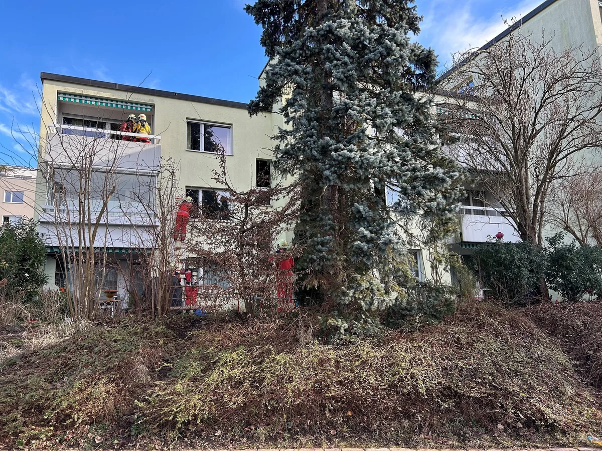 Im ersten Stock dieses Hauses in Volketswil brach kurz vor Mittag ein Feuer aus. Im ersten Stock dieses Hauses in Volketswil brach kurz vor Mittag ein Feuer aus.