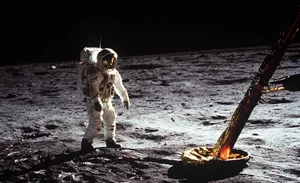 23107382-1 Astronaut Edwin E. Aldrin am 20. Juli 1969 während der Apollo-11 Mission auf dem Mond. Rechts im Bild eines der Beine der Mondlandefähre.