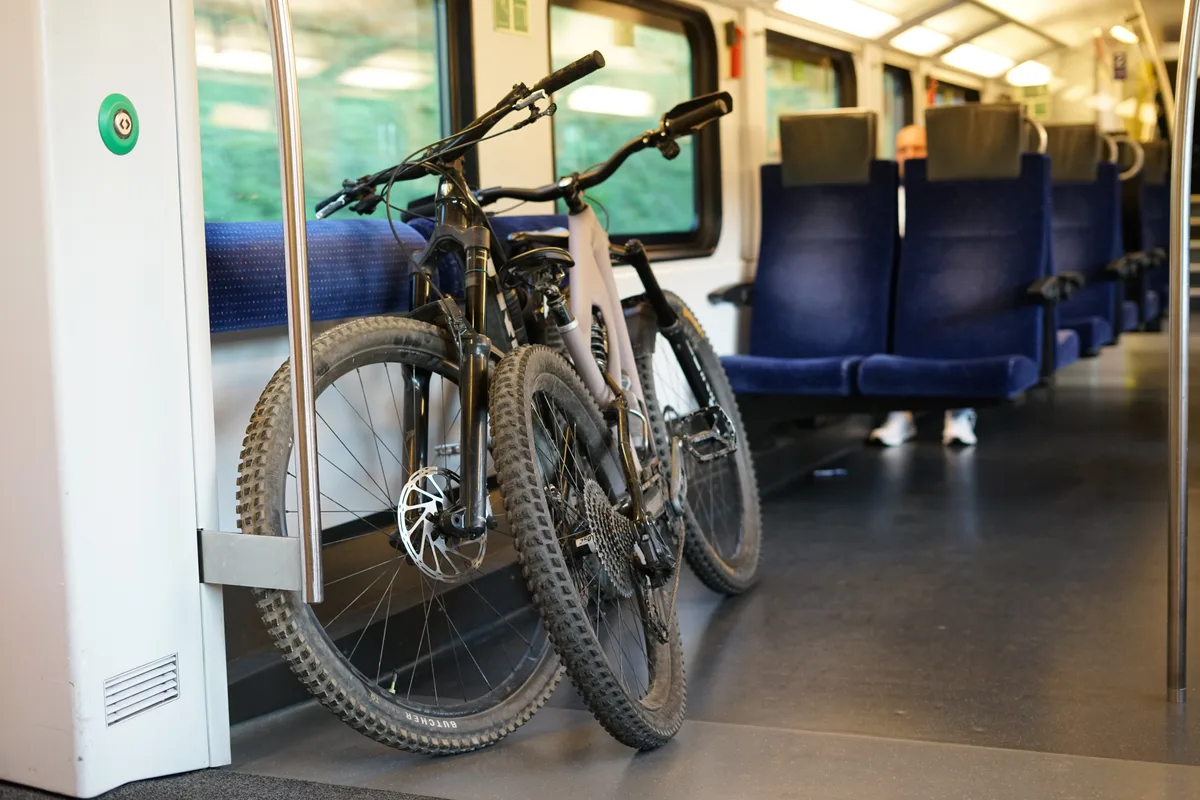 Endlich genug Platz – Biker aus dem Oberland freuen sich über die direkte Verbindung ins Bünderland. Man sieht zwei Mountainbikes im Zug.