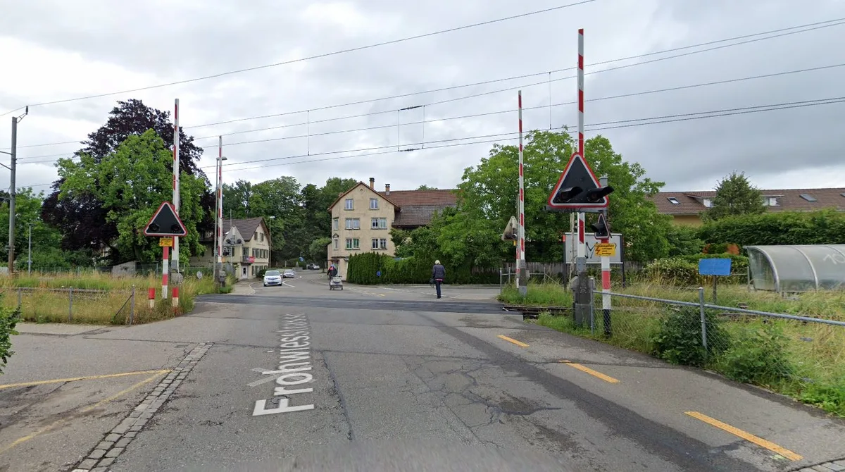 Hier, beim Bahnübergang auf der Russikerstrasse, wollen die SVP und der Gemeinderat eine neue Unterführung.