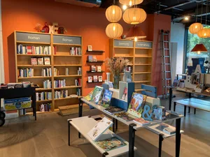 27280791-1 Der neue Buchladen in Wetzikon hat sich eingerichtet.