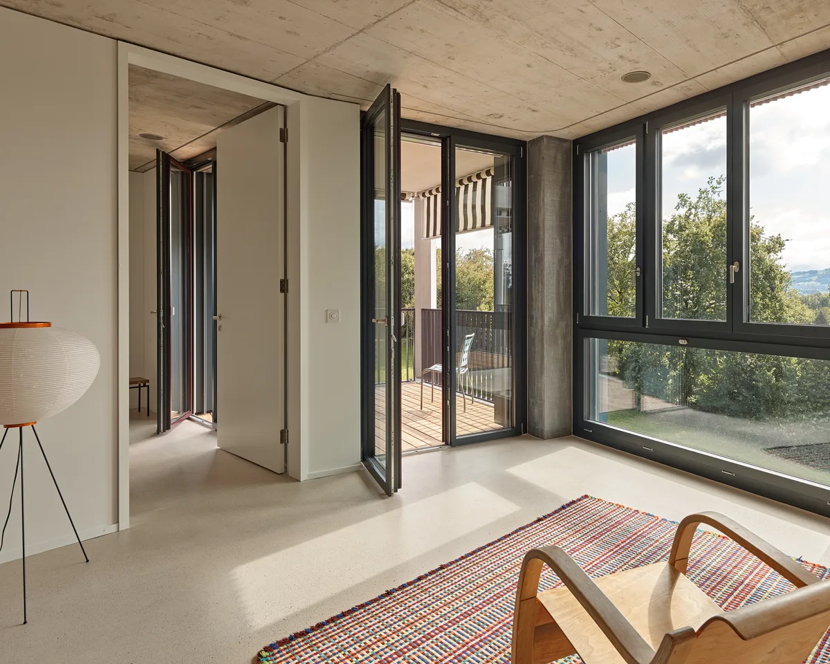 Grosse Fensterfronten und hohe Decken sorgen für ein luftiges Wohngefühl.