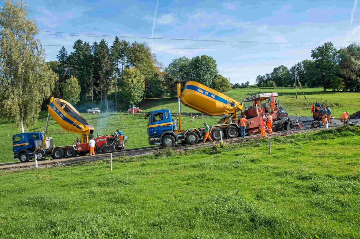 Beim Road Mining wird ausgebauter Asphalt wieder als Rohstoff für neuen Asphalt genutzt.
