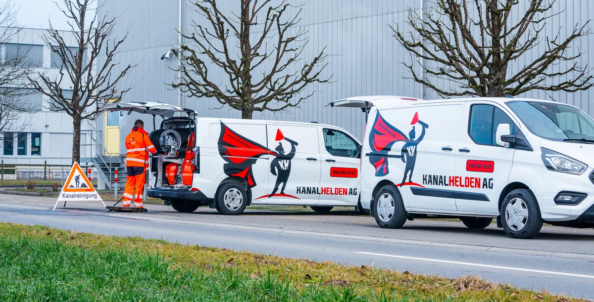 26938653-3 Die Kanalhelden sind zu allen Zeiten erreichbar und bereit für einen Notfall.