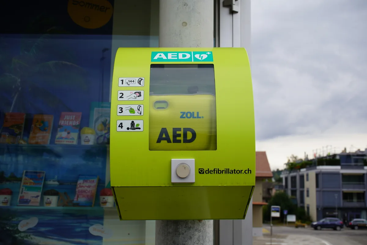 Für die Anwendung eines Defibrillators braucht es kaum Vorkenntnisse. (Symbolbild)