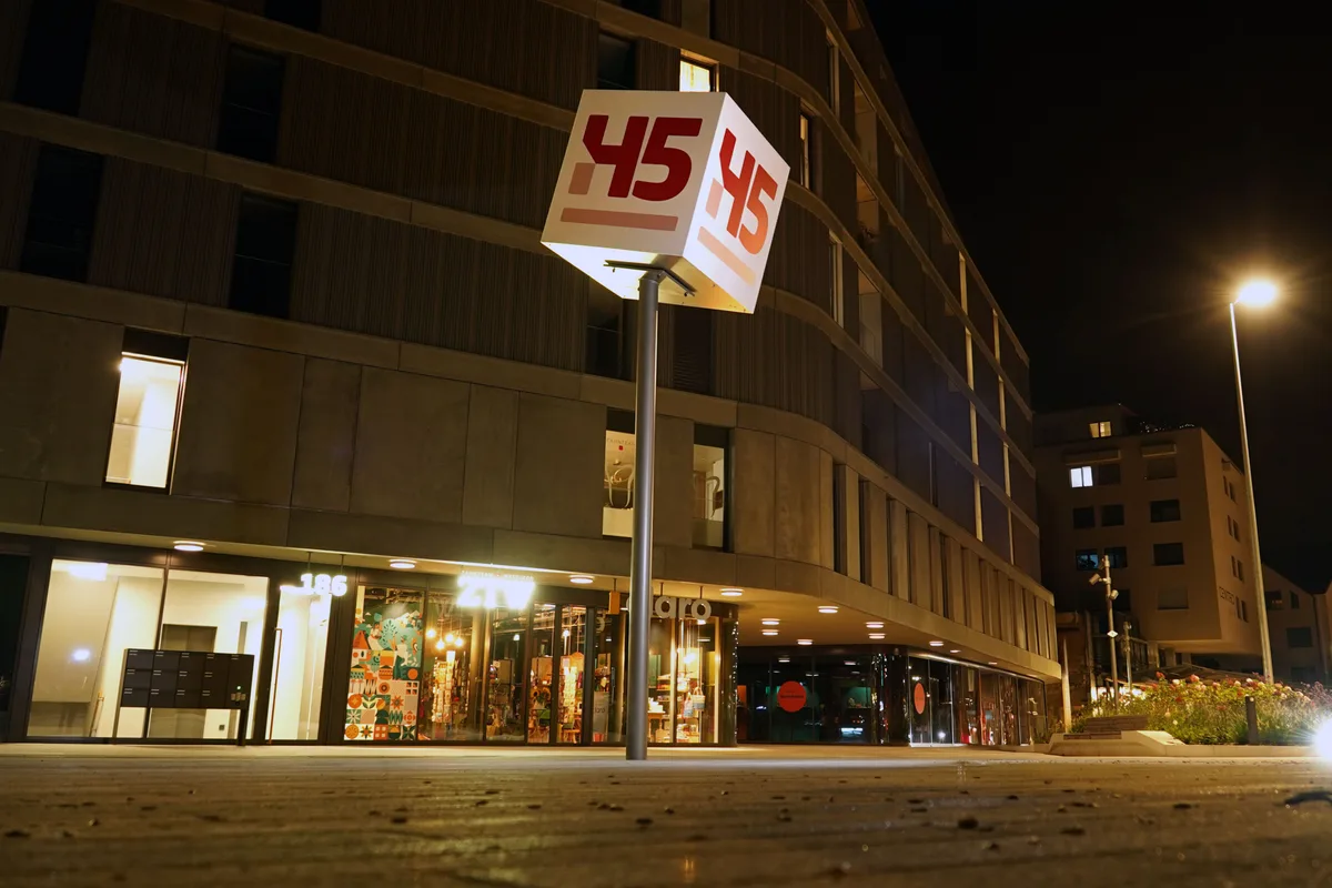 In der Nacht leuchtet der Würfel nun nicht mehr so hell wie am Anfang. An diesem Abend wurde beim H45-Würfel Strom gespart. Die Leuchtschrift blieb aus.